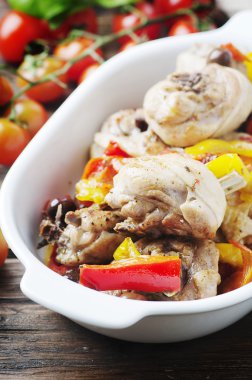 Pişmiş tavuk domates ile