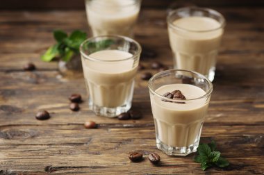 Soğuk krem kahve ve nane ile