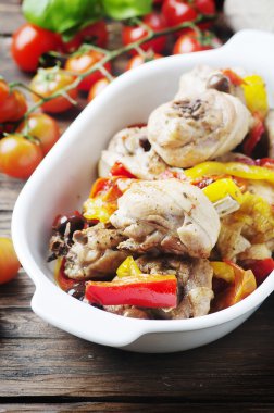 Pişmiş tavuk domates ile