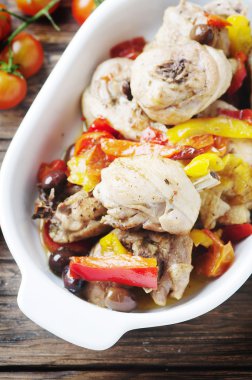 Pişmiş tavuk domates ile