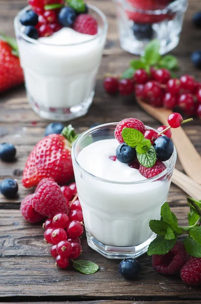 Йогурт з сумішшю ягід — стокове фото