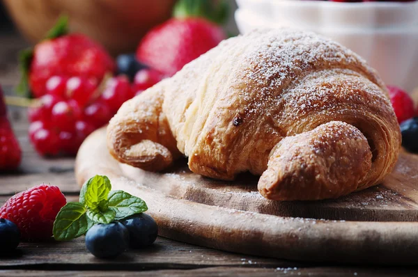 Croissant with mix of berries — Stock Photo, Image