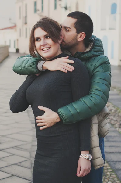 Młoda para zakochana w małym włoskim mieście — Zdjęcie stockowe