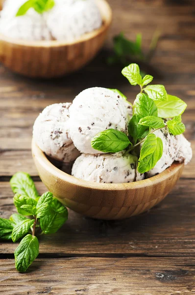 Сладкое мороженое с мятой — стоковое фото