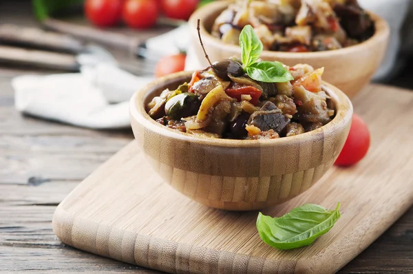 Piatto con melanzane e pomodori — Foto Stock