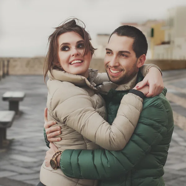 Pareja joven enamorada en la pequeña ciudad italiana — Foto de Stock