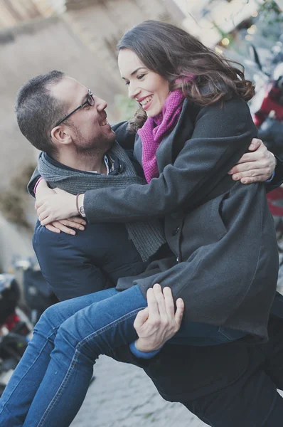 Couple in love walking in Rome — Stock Photo, Image