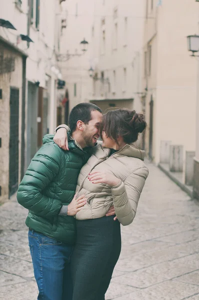 Pareja joven enamorada en la pequeña ciudad italiana — Foto de Stock