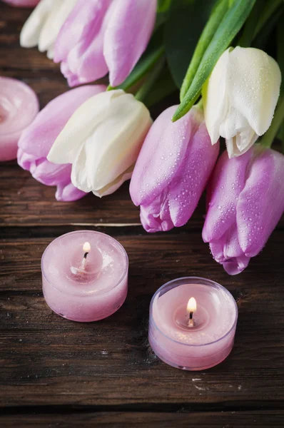Roze en witte tulpen en kaarsen — Stockfoto