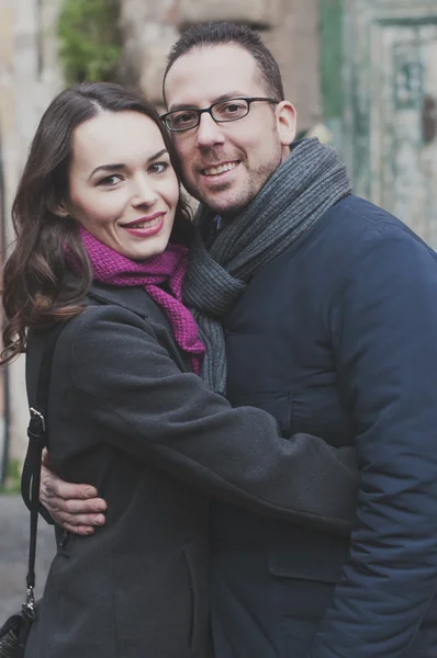 Couple in love walking in Rome — Stock Photo, Image