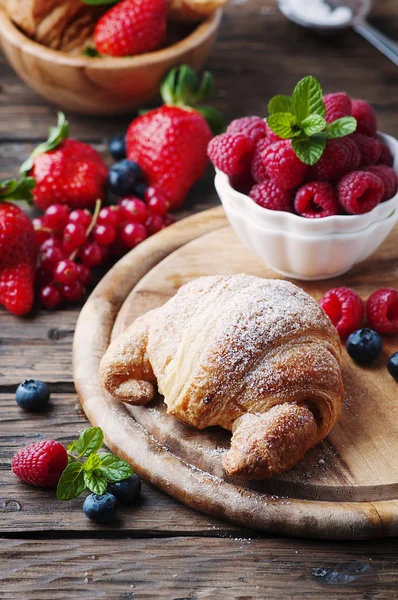 Croissant con mezcla de bayas — Foto de Stock