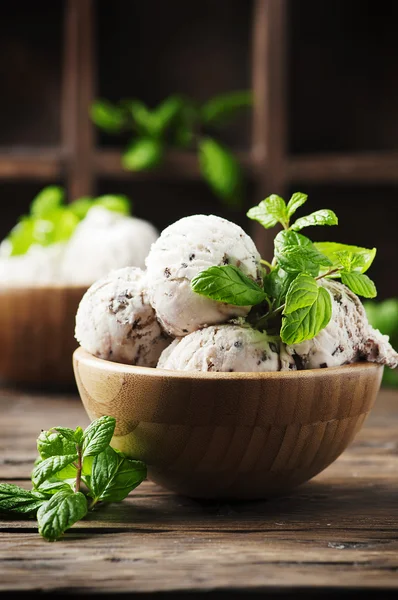 ミントと甘いアイスクリーム — ストック写真