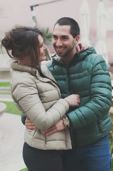 Jeune couple amoureux dans la petite ville italienne — Photo