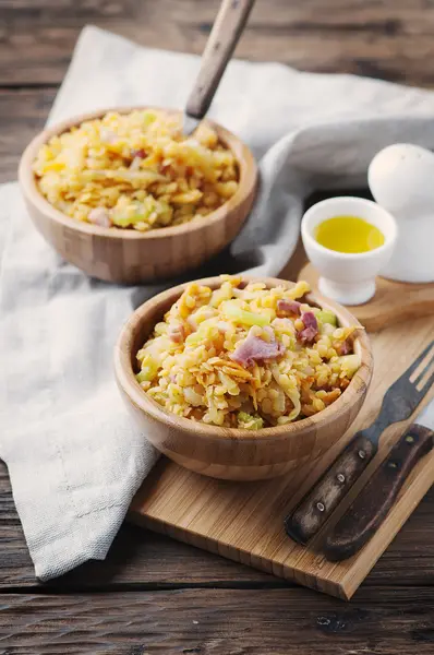 Salada com lentilha, legumes e presunto — Fotografia de Stock