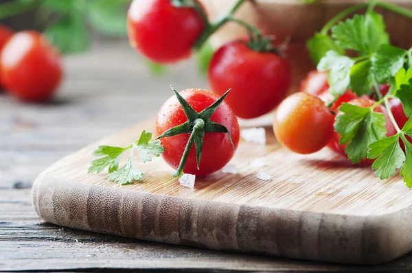 Свіжі червоні помідори з зеленою петрушкою — стокове фото