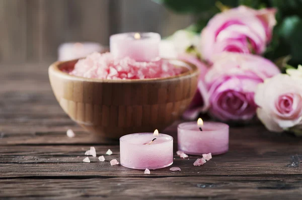 Roze zout en kaarsen — Stockfoto