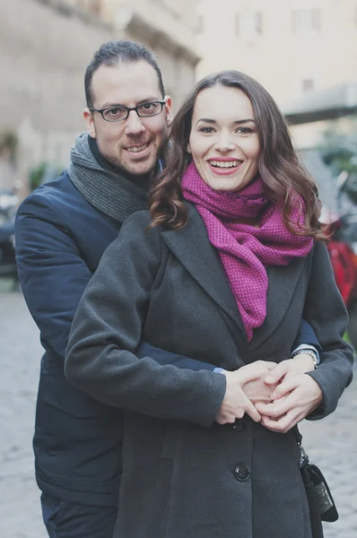 Couple in love walking in Rome — Stock Photo, Image