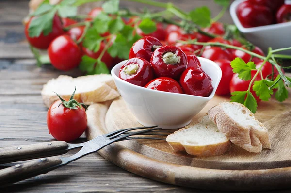 Pimientos rellenos con alcaparras y atún — Foto de Stock