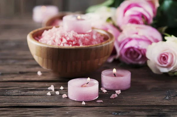 Roze zout en kaarsen — Stockfoto