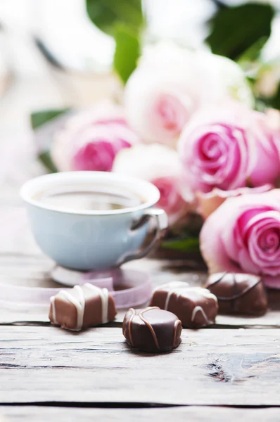 Pink roses, coffee and chocolate — Stock Photo, Image