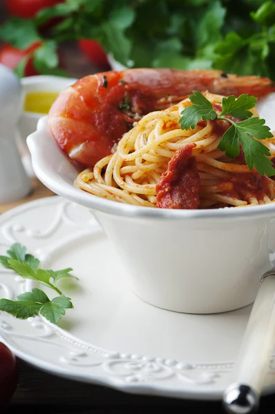 Spaghetti with prawns and parsley — Stock Photo, Image