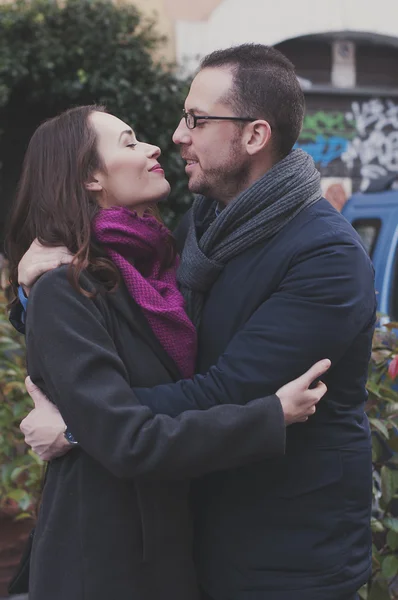 Couple in love walking in Rome — Stock Photo, Image