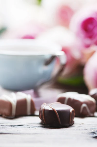 Pink roses, coffee and chocolate — Stock Photo, Image