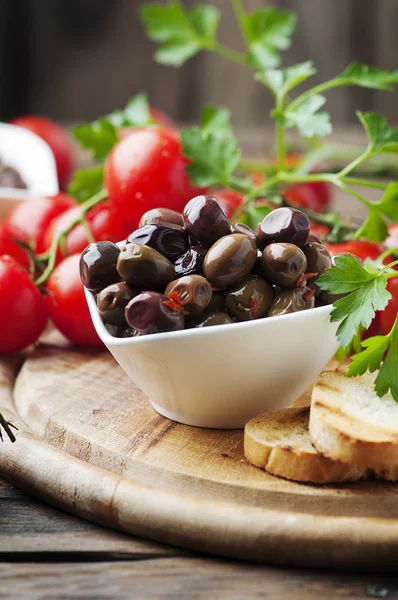 Оливки с помидорами и петрушкой — стоковое фото