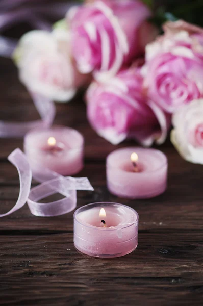 Roze rozen en kaarsen — Stockfoto