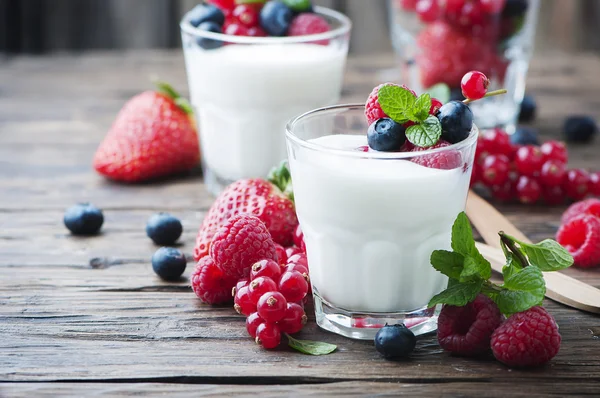 Йогурт з сумішшю ягід — стокове фото