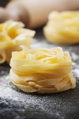 Pişmemiş makarna un ile