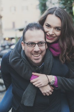 Roma'da yürüyüş aşık Çift