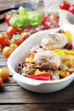 Pişmiş tavuk domates ile