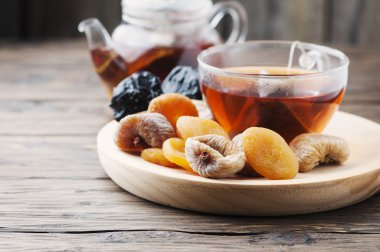 kurutulmuş meyve çay ile