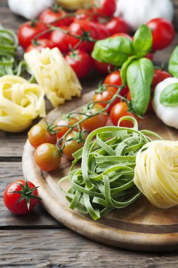 Pişmemiş makarna, domates ve fesleğen