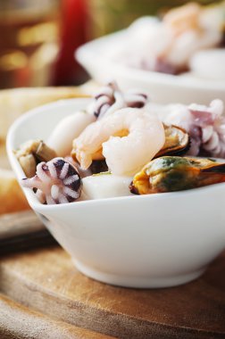 Beyaz şarap ile deniz ürünleri salatası