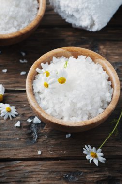 tuz ve papatya çiçekler