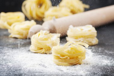 Pişmemiş makarna un ile