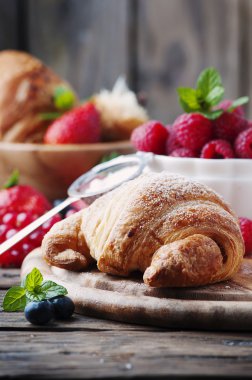 kruvasan çilek karışımı ile