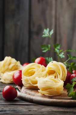 Makarna pişirmek için malzemeler.