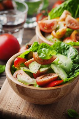 Salata, domates ve salatalık.