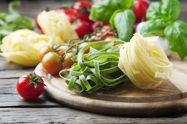 Pasta cruda, pomodori e basilico — Foto Stock
