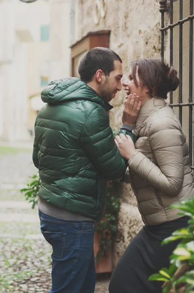 Pareja joven enamorada en la pequeña ciudad italiana — Foto de Stock