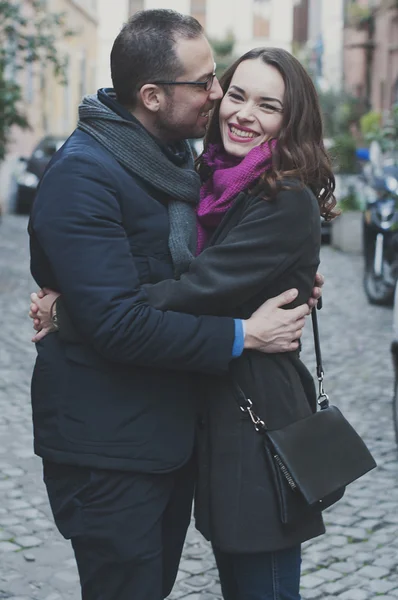 Couple in love walking in Rome — Stock Photo, Image