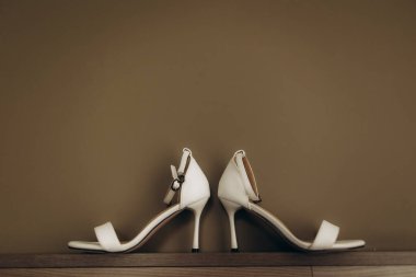 Gösterişli beyaz topuklu ayakkabılar, özel düğün gününde bir gelin için hazır. Kutlama için şık ayakkabılar.