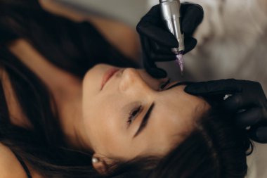 Güzellik salonunda kaş dövmesi yaptırmak için mikroplu patinaj ameliyatı geçiren bir kadın doğal görünüşünü geliştiriyor.