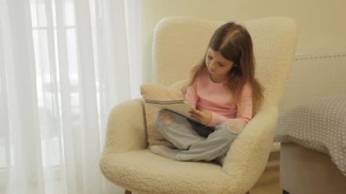 Genç Kız Sandalyede Rahatça Oturuyor, Pencere 'nin Not Defterine Çiziyor, Doğal Işık. Yaratıcı ve samimi atmosfer.