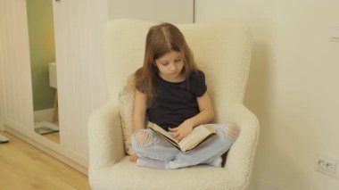 Genç bir kız lüks beyaz bir koltukta rahatça oturur, bir kitap okumaya dalmıştır. Bir sayfa çeviriyor, edebiyat dünyasında kayboluyor. Doğal ışık sahneyi aydınlatır, barışçıl atmosfere katar..