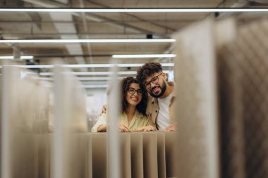 Mutlu çift bir galeride örnekler izleyip, ev yenileme projeleri için iç tasarım yapmayı planlıyorlar.