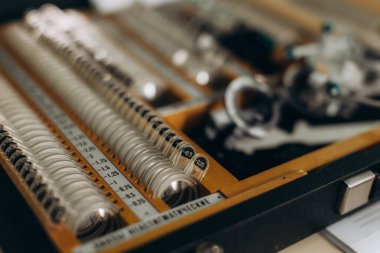 Optometri deneme lensleri ve ekipmanları bir göz doktorunun görüş testi ve göz muayenesi için tahtadan bir çantada.